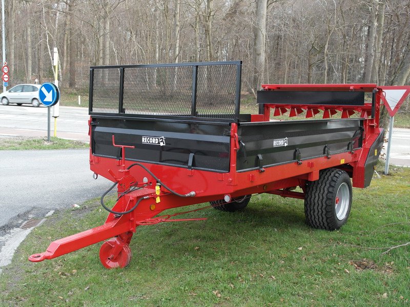 Traditional manure spreader