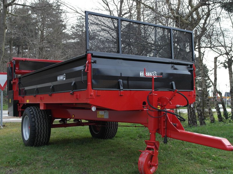 Traditional manure spreader