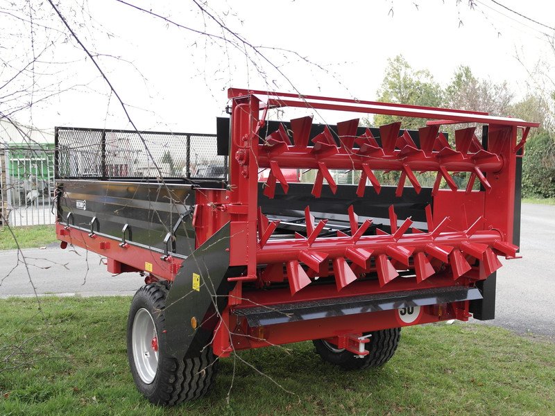 Traditional manure spreader