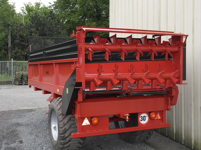 Traditional manure spreader