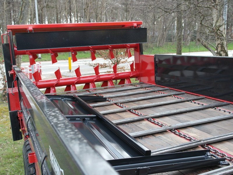 Traditional manure spreader