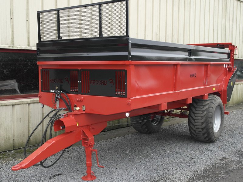 Traditional manure spreader