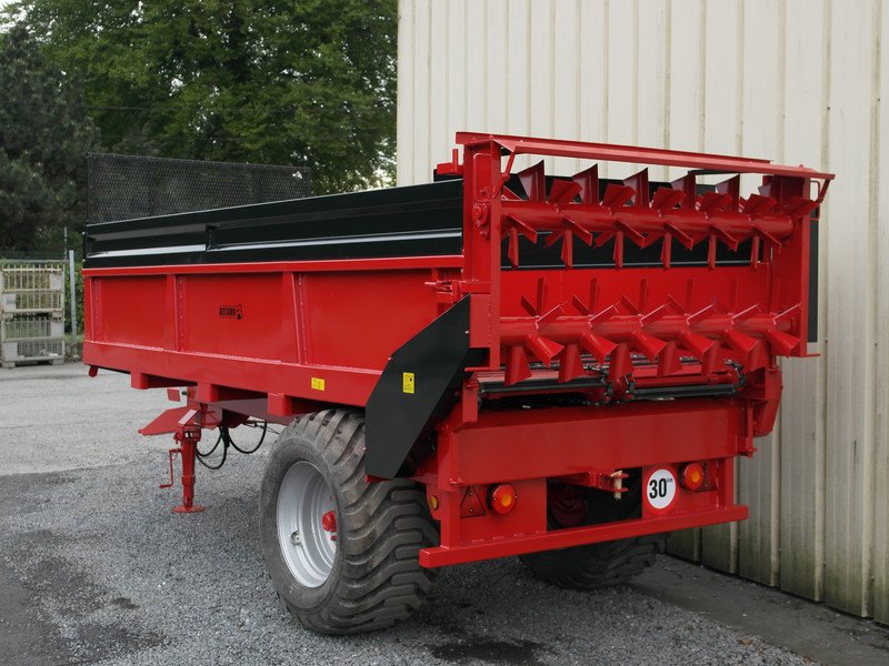 Traditional manure spreader