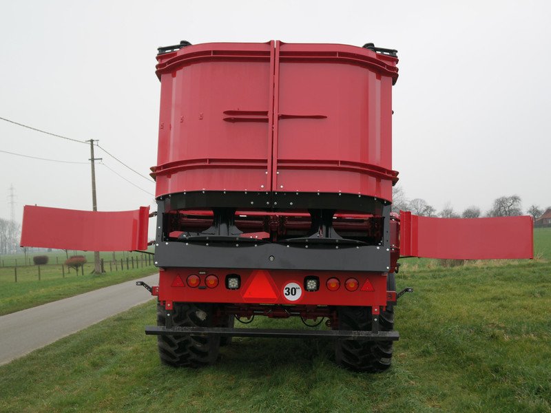 Traditional manure spreader