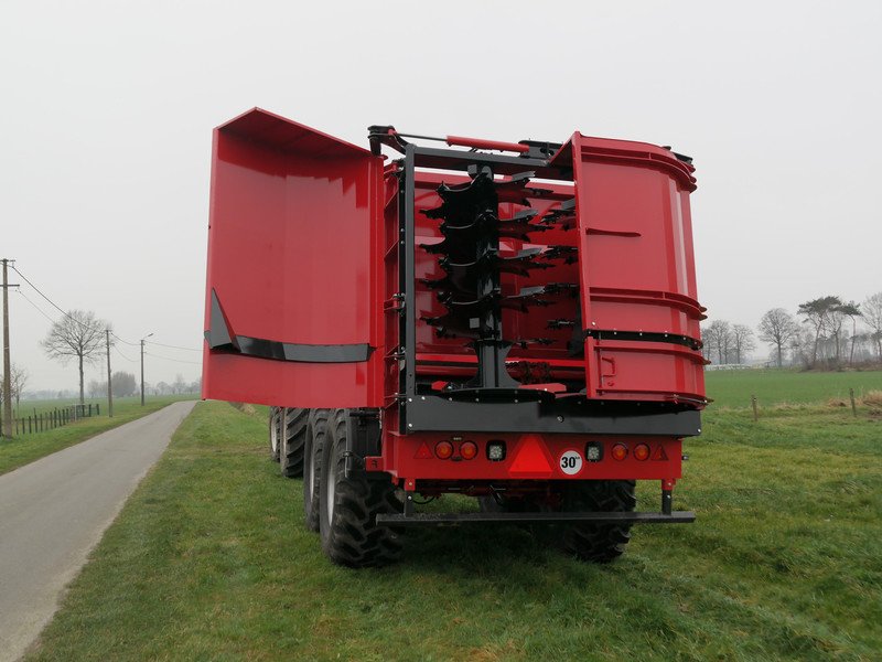 Traditional manure spreader