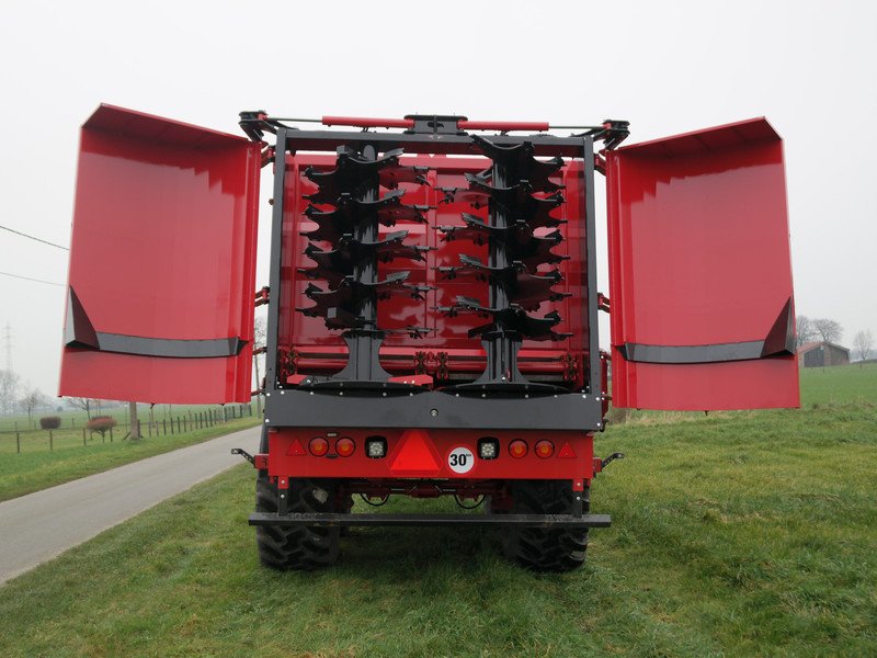 Traditional manure spreader