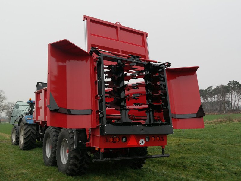 Traditional manure spreader