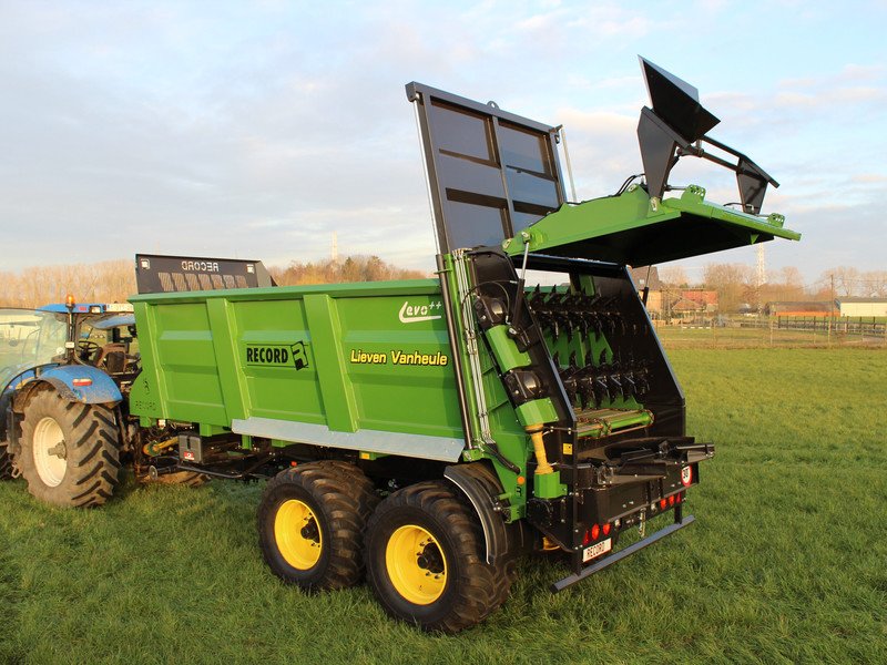 Traditional manure spreader