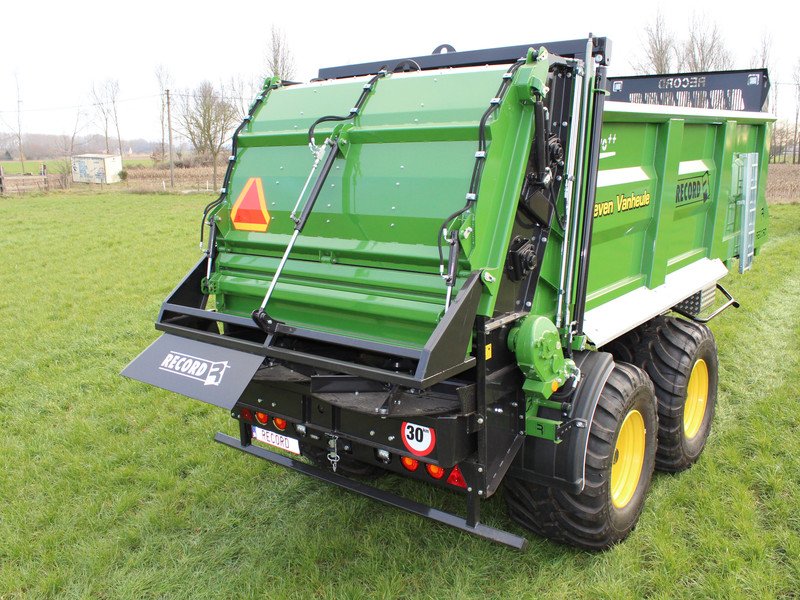 Traditional manure spreader