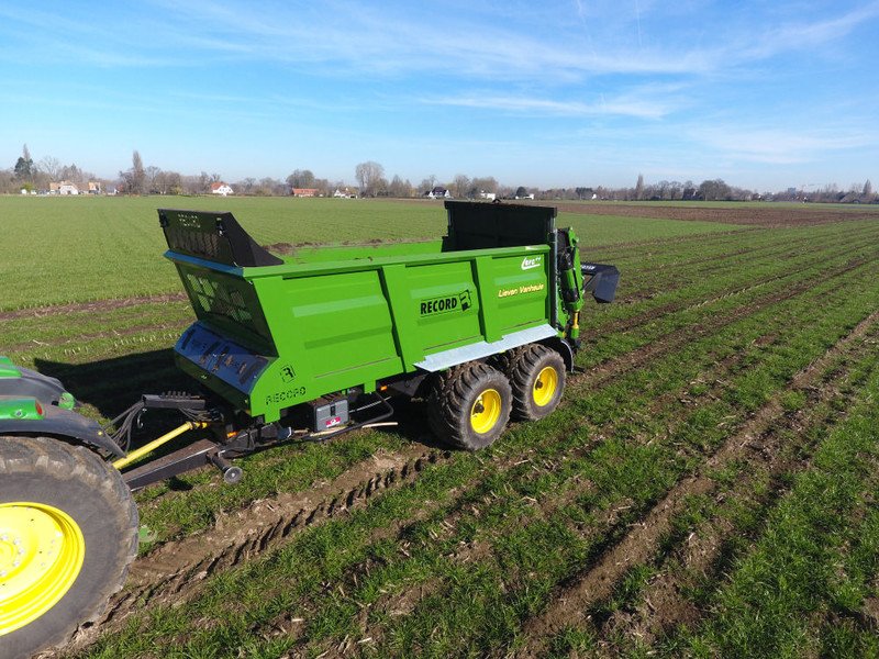 Traditional manure spreader