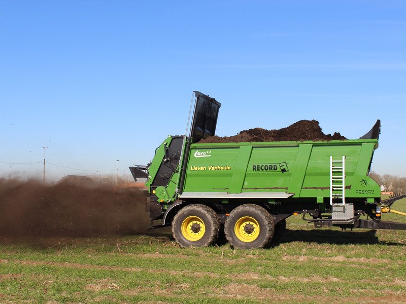 Traditional manure spreader