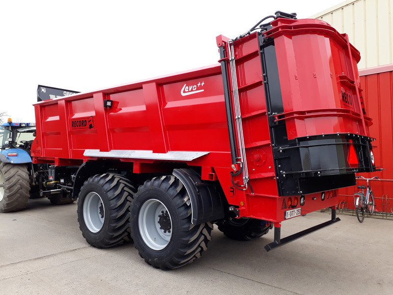 Traditional manure spreader