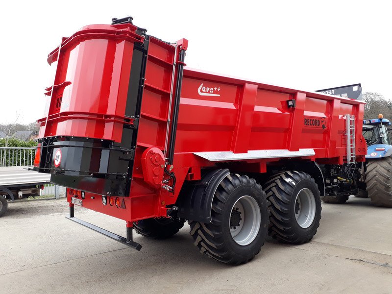 Traditional manure spreader