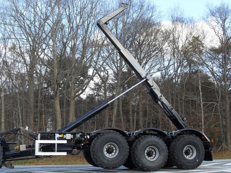 Hook lift trailer